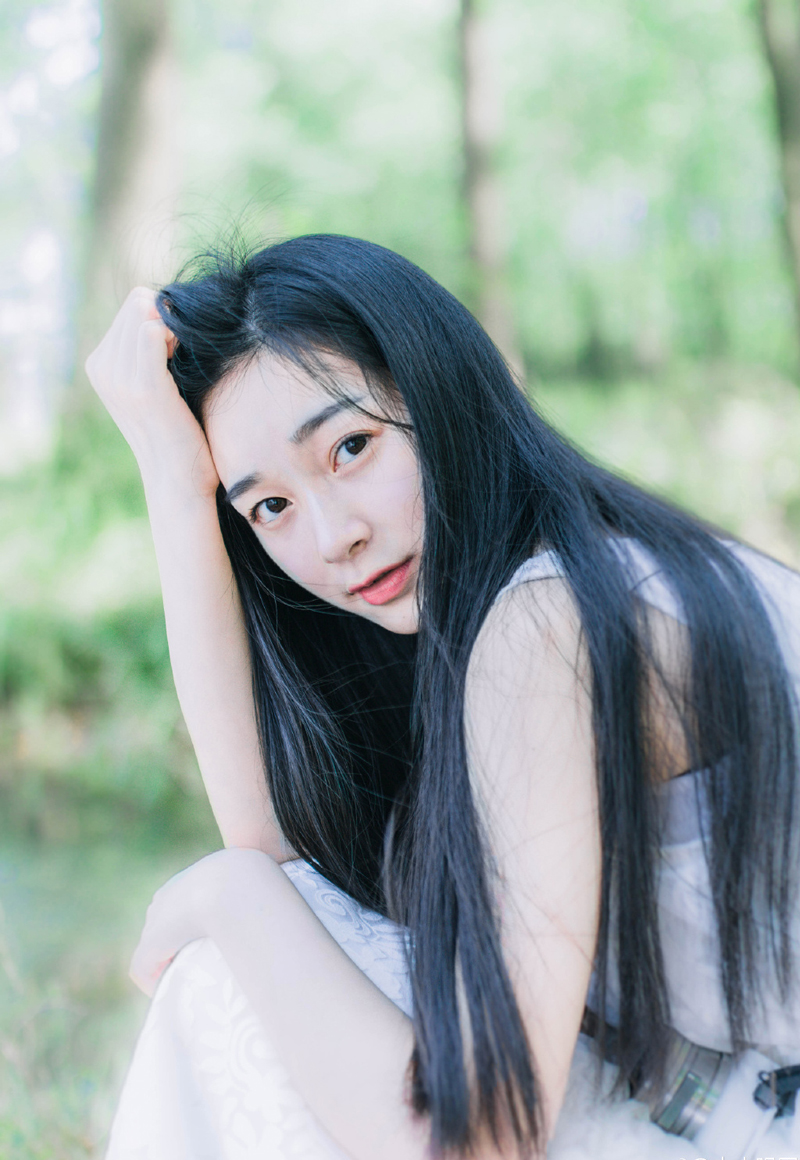 某一刻，虎卫统领突然感觉眉心一痛，警兆立生，一柄短剑无声无息的出现在他视线之中，没有任何声息，朝着他咽喉刺来。
